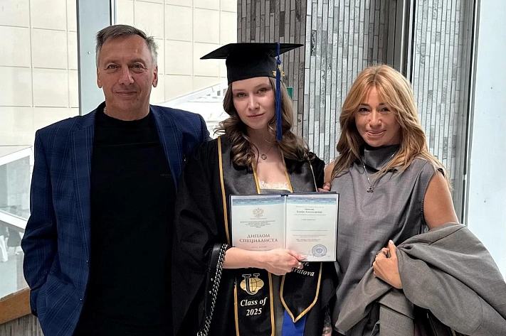 Алёна Апина рассказала, почему её дочь выносила суррогатная мать
