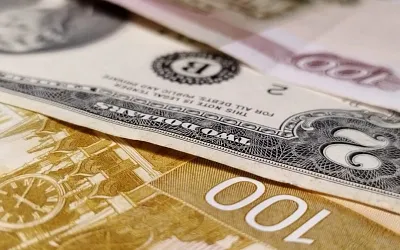 Рубль вновь обесценился, курс преодолел психологическую планку