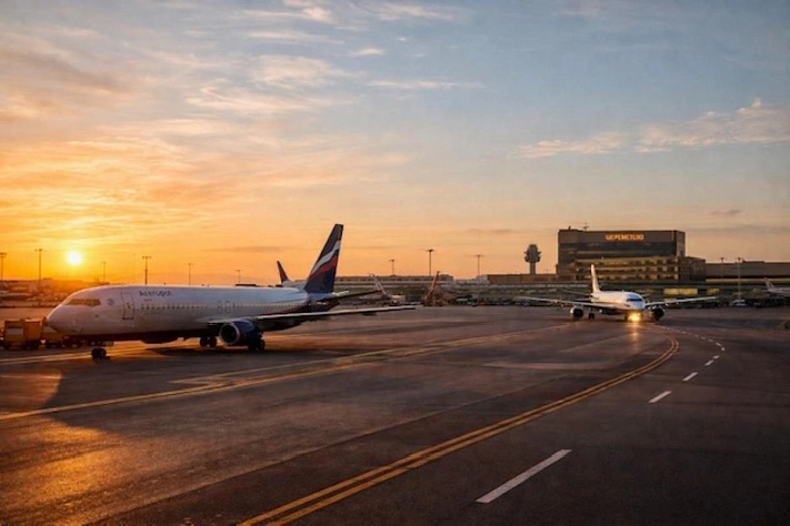 Аэропорты Москвы временно работают с ограничениями