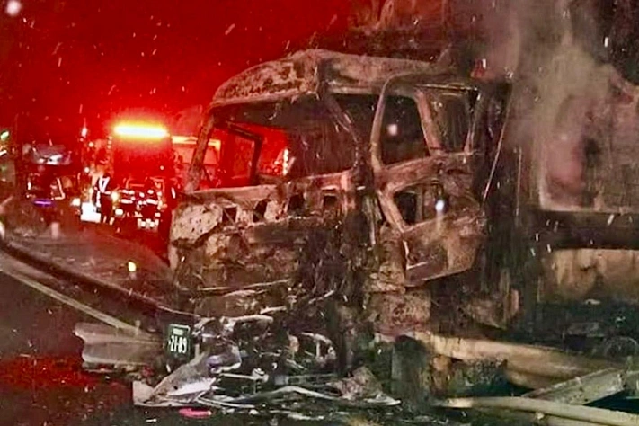 В Японии на заснеженной трассе столкнулись более 50 автомобилей