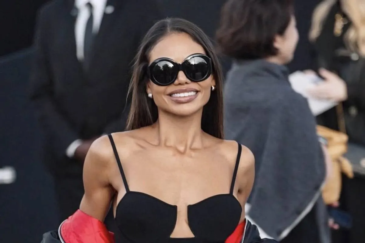 Маркиза Бат Эмма Тинн пришла на Givenchy в чёрном