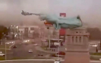 В Бразилии ураганный ветер повалил копию статуи Свободы