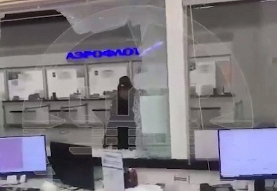 В Шереметьево пассажир разбил окно офиса авиакомпании