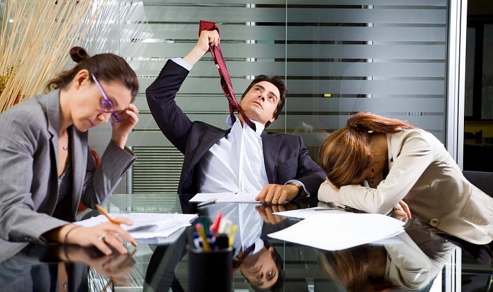 Россияне рассказали, что их раздражает на работе