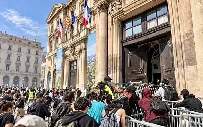 В Марселе протестующие ворвались в здание мэрии