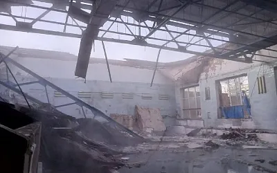 В школьном бассейне во Владивостоке обрушился потолок