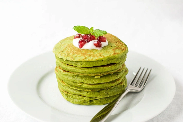 Отличный завтрак - панкейки из шпината и банана