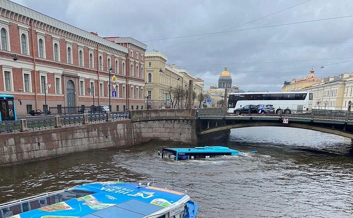 Три человека погибли в затонувшем автобусе в Петербурге 