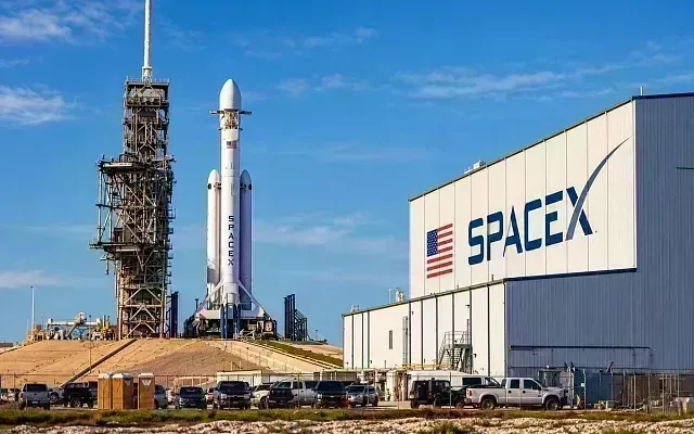 SpaceX заработала $4,4 млрд и обсуждает слияние с Tesla