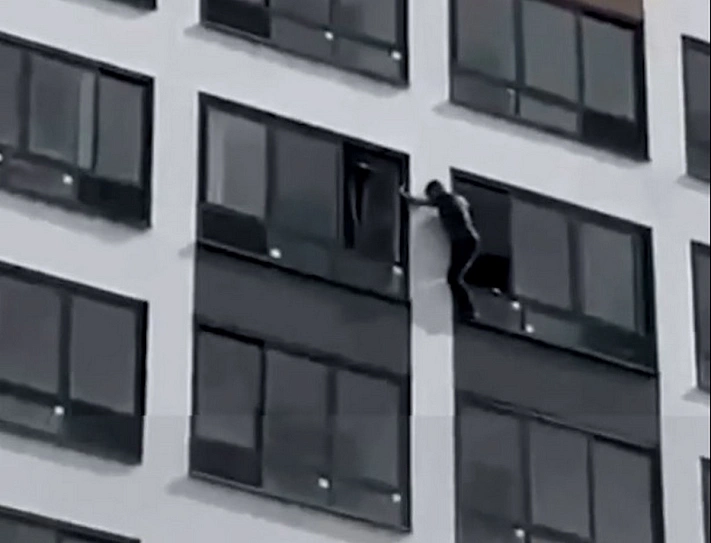 Уралец перелез через балкон 11 этажа для спасения запертой на лоджии пенсионерки