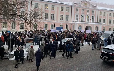 Учителя объявили забастовку, требуя зарплату в 188 тысяч