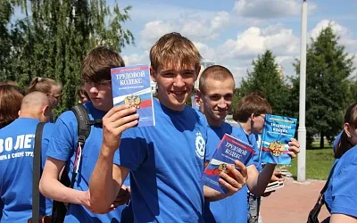 В Госдуме предложили упростить трудоустройство для подростков
