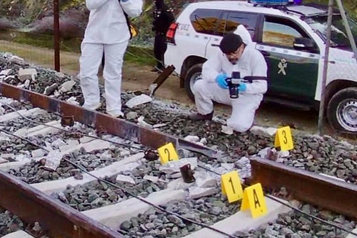 В Каталонии пригородный поезд врезался в рухнувшую стену, есть погибший