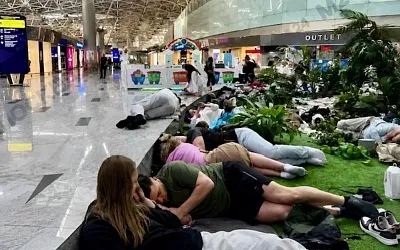 Пассажиры снова ждут ночами в аэропортах Москвы