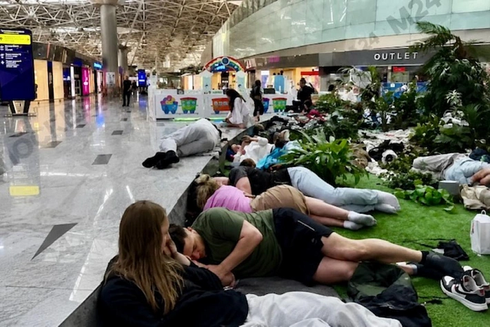 Пассажиры снова ждут ночами в аэропортах Москвы