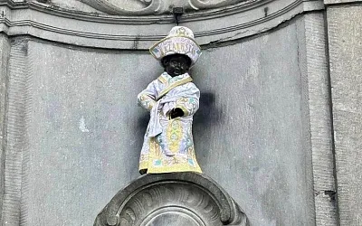 Манекен Пис в казахском чапане в центре Брюсселя