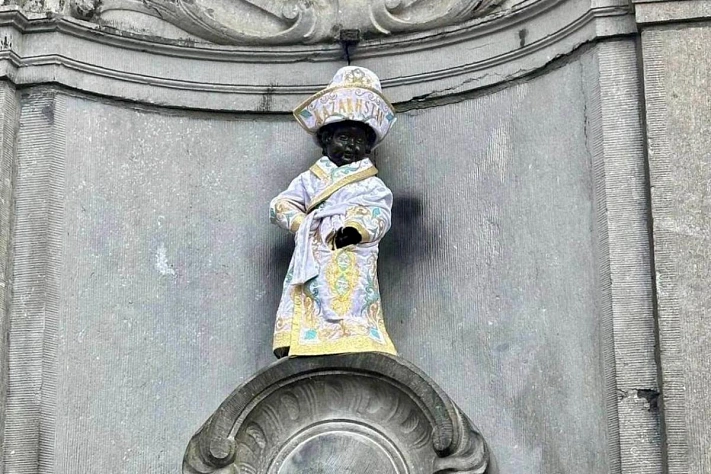 Манекен Пис в казахском чапане в центре Брюсселя