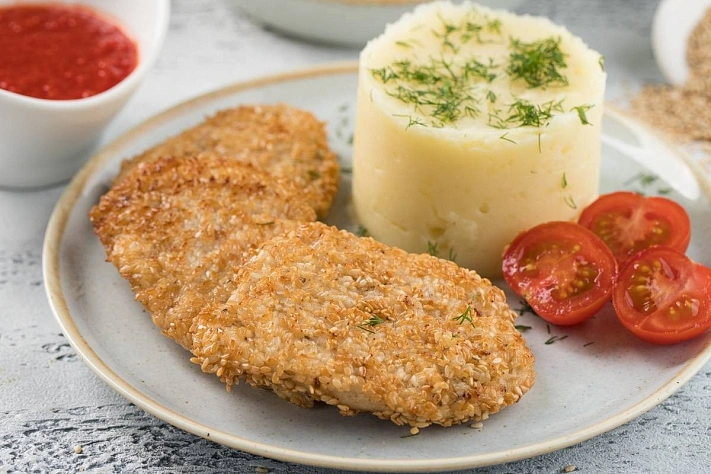 Готовим свиную отбивную в кунжутной панировке