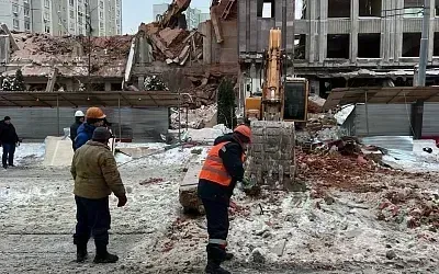 Кирпичная стена рухнула на тротуар и проезжую часть в Москве