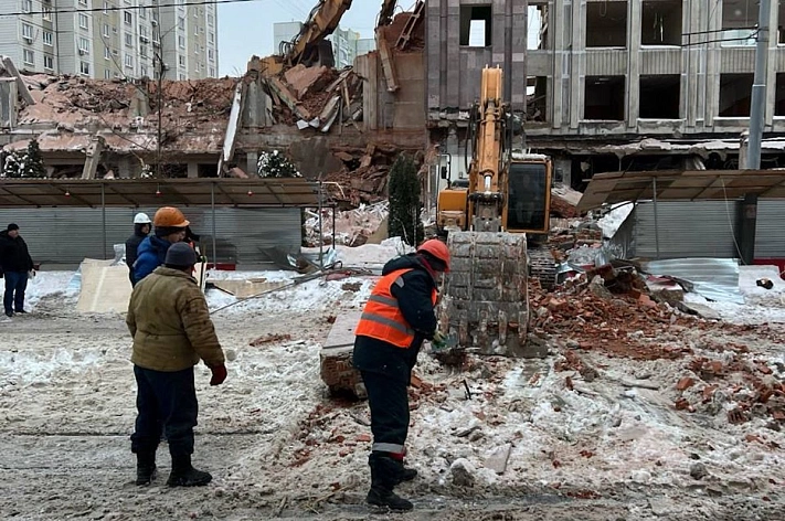 Кирпичная стена рухнула на тротуар и проезжую часть в Москве
