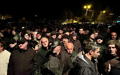 В Сухуме у Администрации президента Абхазии собираются сотни людей