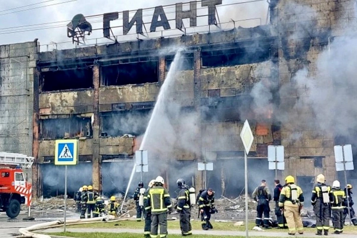 В Калининграде крупный пожар охватил ТЦ «Гиант»