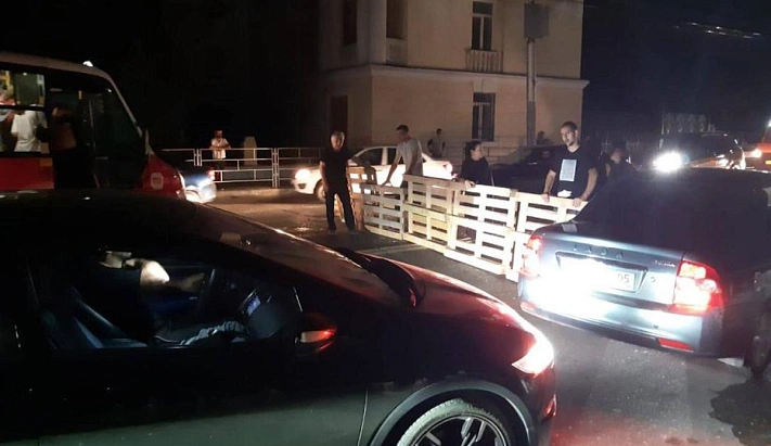Жители Махачкалы перекрыли улицу Абдуллы Гаджиева