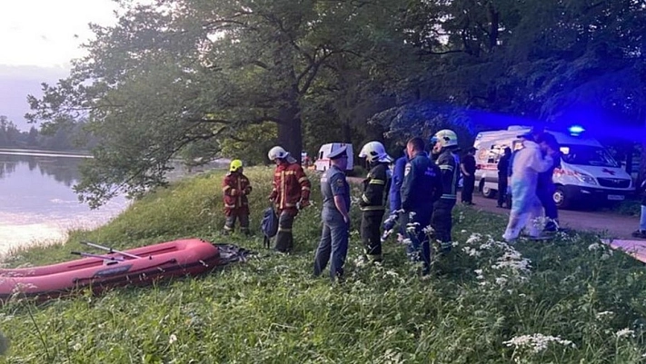 В Санкт-Петербурге в пруду Царского села перевернулся понтон