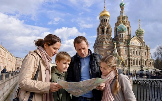 Петербург вернул туристам бумажные карты