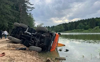 В Подмосковье во время работ возле водоёма в него упал кран
