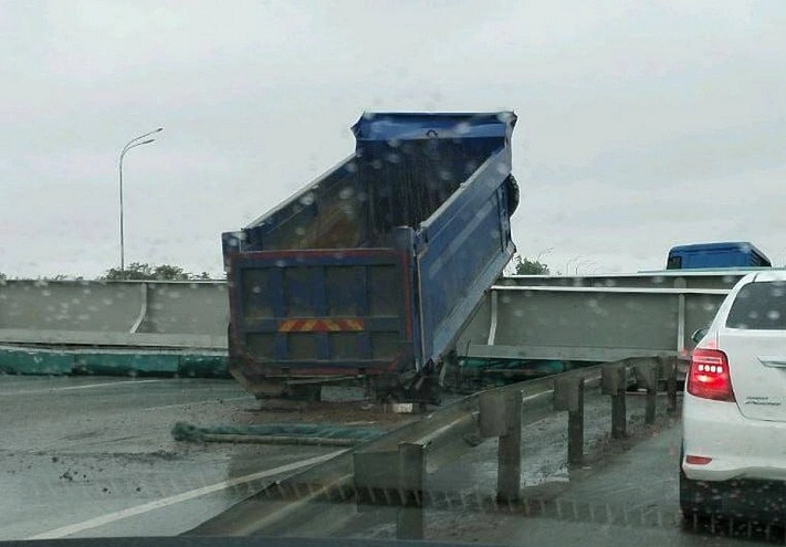 Во Владивостоке грузовик снёс виадук