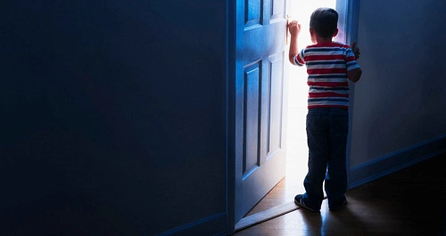 В Новосибирске соседи вызвали полицию в квартиру к одинокому ребёнку