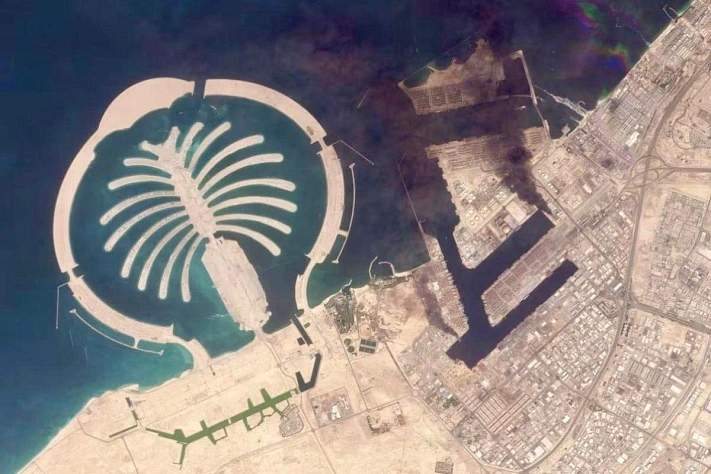 Спутниковые кадры фиксируют дым над портом Джебель-Али