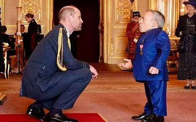Уильям в Виндзоре вручил орден Уорвику Дэвису и один жест оказался важнее церемонии