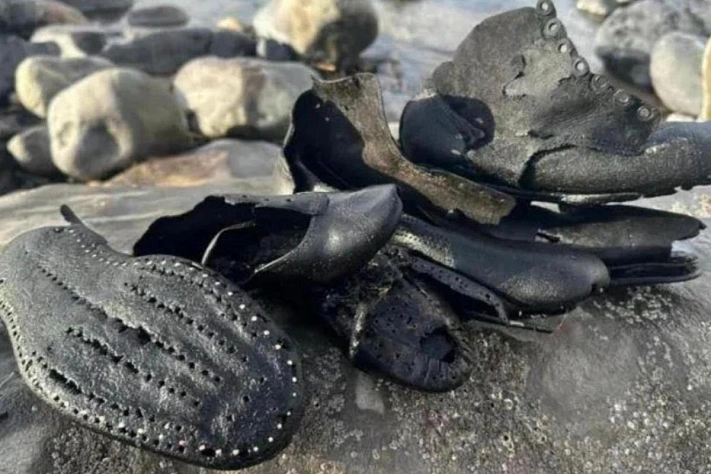 Сотни викторианских ботинок выбросило на берег в Южном Уэльсе