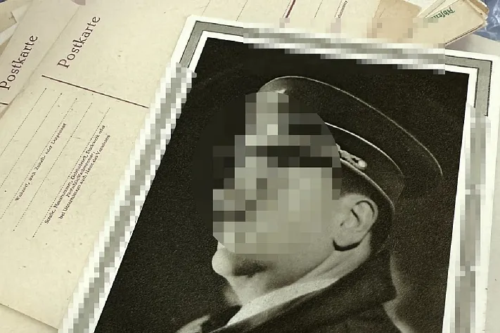 Тульские таможенники изъяли 123 предмета с нацистской символикой