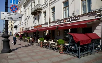 Власти Петербурга попросили убрать летние веранды с Невского проспекта