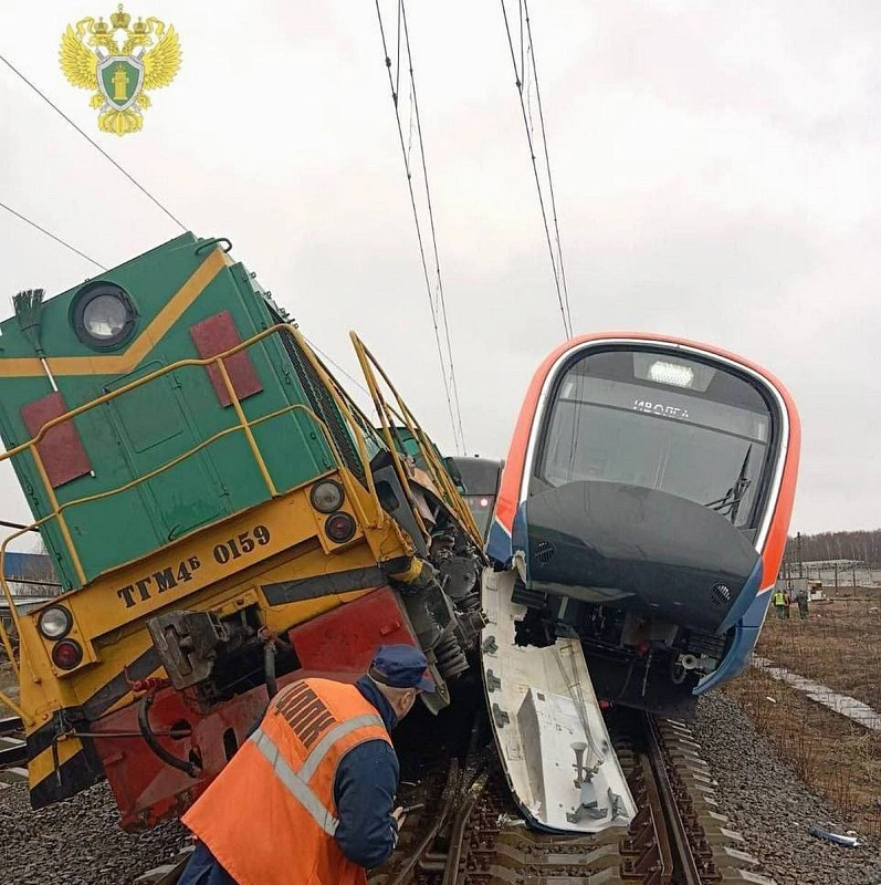 В Подмосковье «Иволга» столкнулась с тепловозом