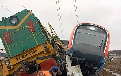 В Подмосковье «Иволга» столкнулась с тепловозом