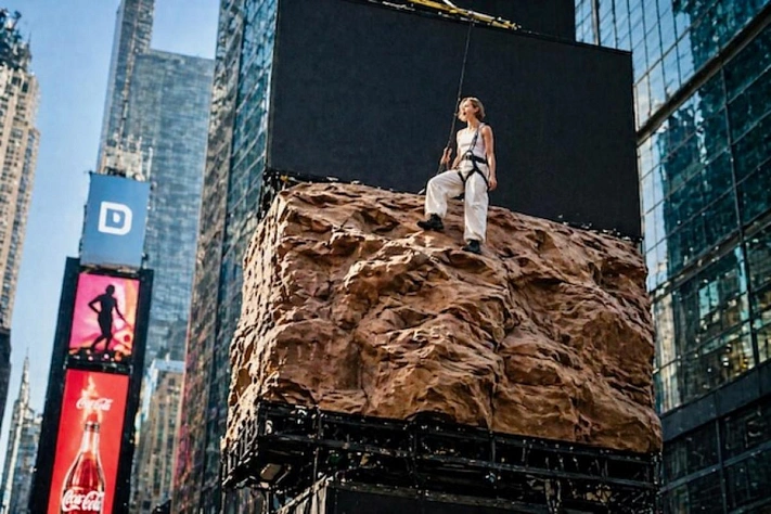 Шарлиз Терон поднялась над Таймс-сквер ради «Вершины»