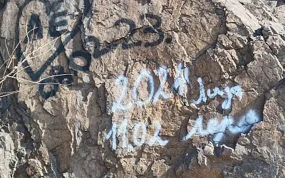 В Забайкалье вандалы изуродовали рисунки древних людей
