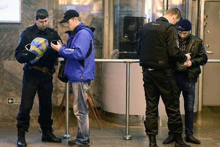 В московском метро могут начать выборочно досматривать телефоны пассажиров