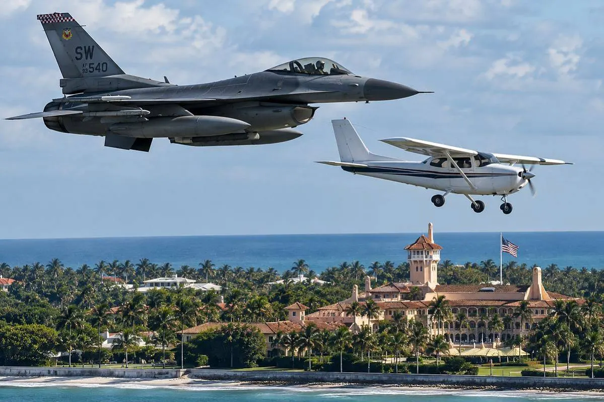 F-16 перехватил самолёт возле резиденции Трампа