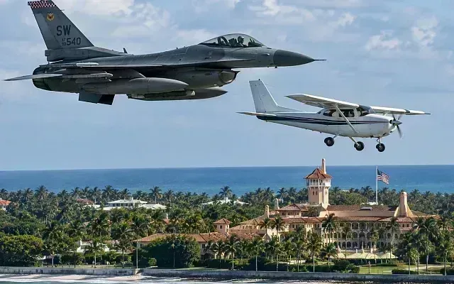 F-16 перехватил самолёт возле резиденции Трампа