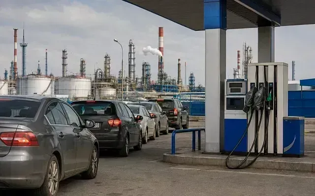 АЗС России входят в сентябрь с перебоями бензина