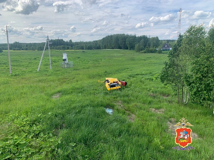 В Подмосковье водитель снёс остановку с двумя детьми