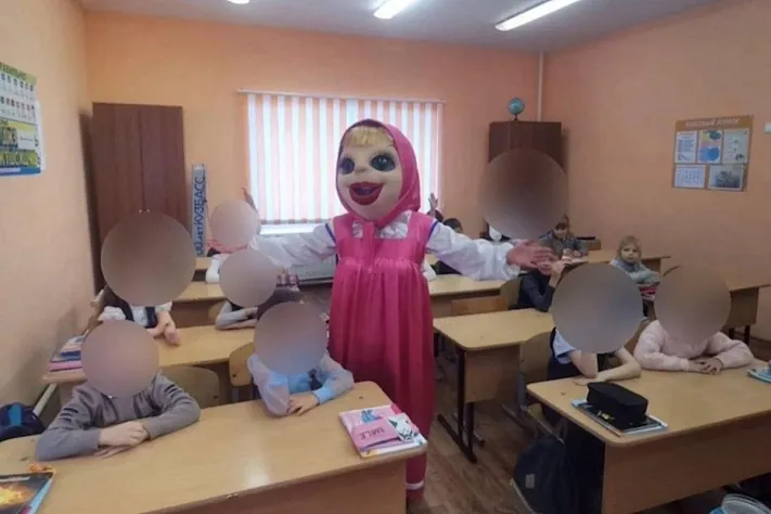 Маша из мультфильма «Маша и медведь» пришла пугать кемеровских школьников