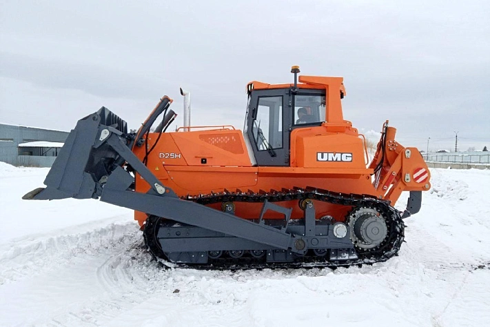 В Челябинске представили новый тяжёлый российский бульдозер D25H