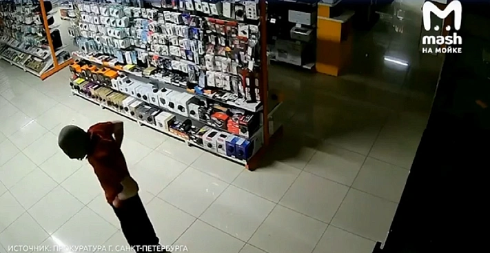 «Человек-паук» в Петербурге попытался обокрасть магазины электроники 