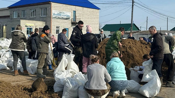 Жители тюменского села сами строят дамбу для защиты от половодья